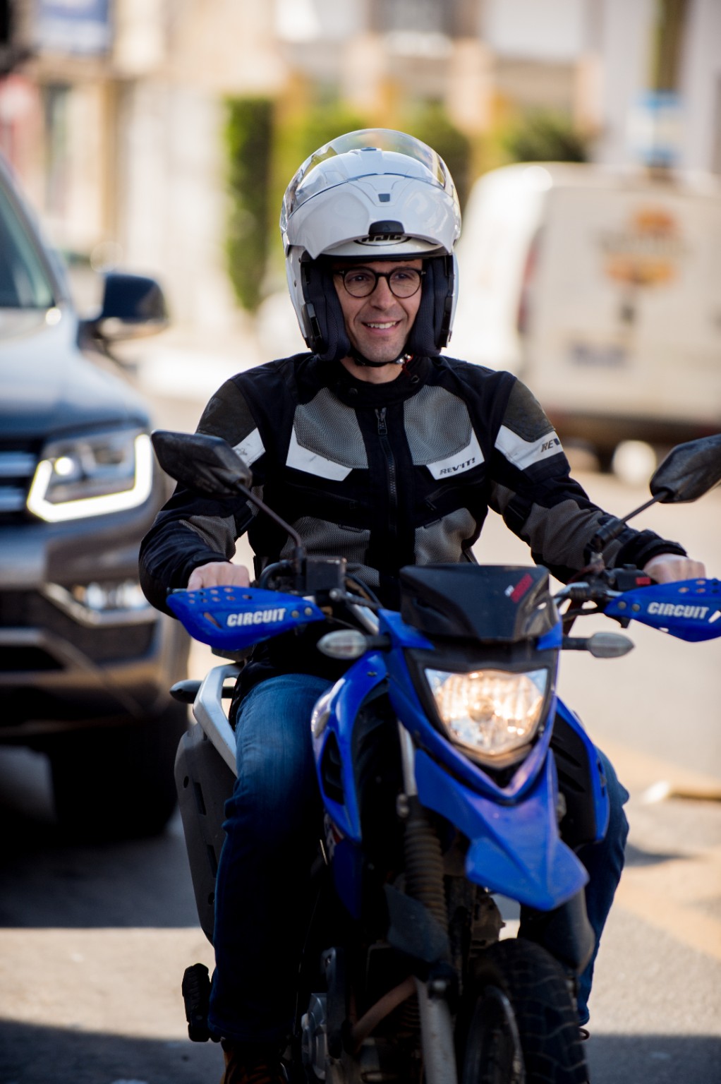 Carlos Pioli pilotando sua moto